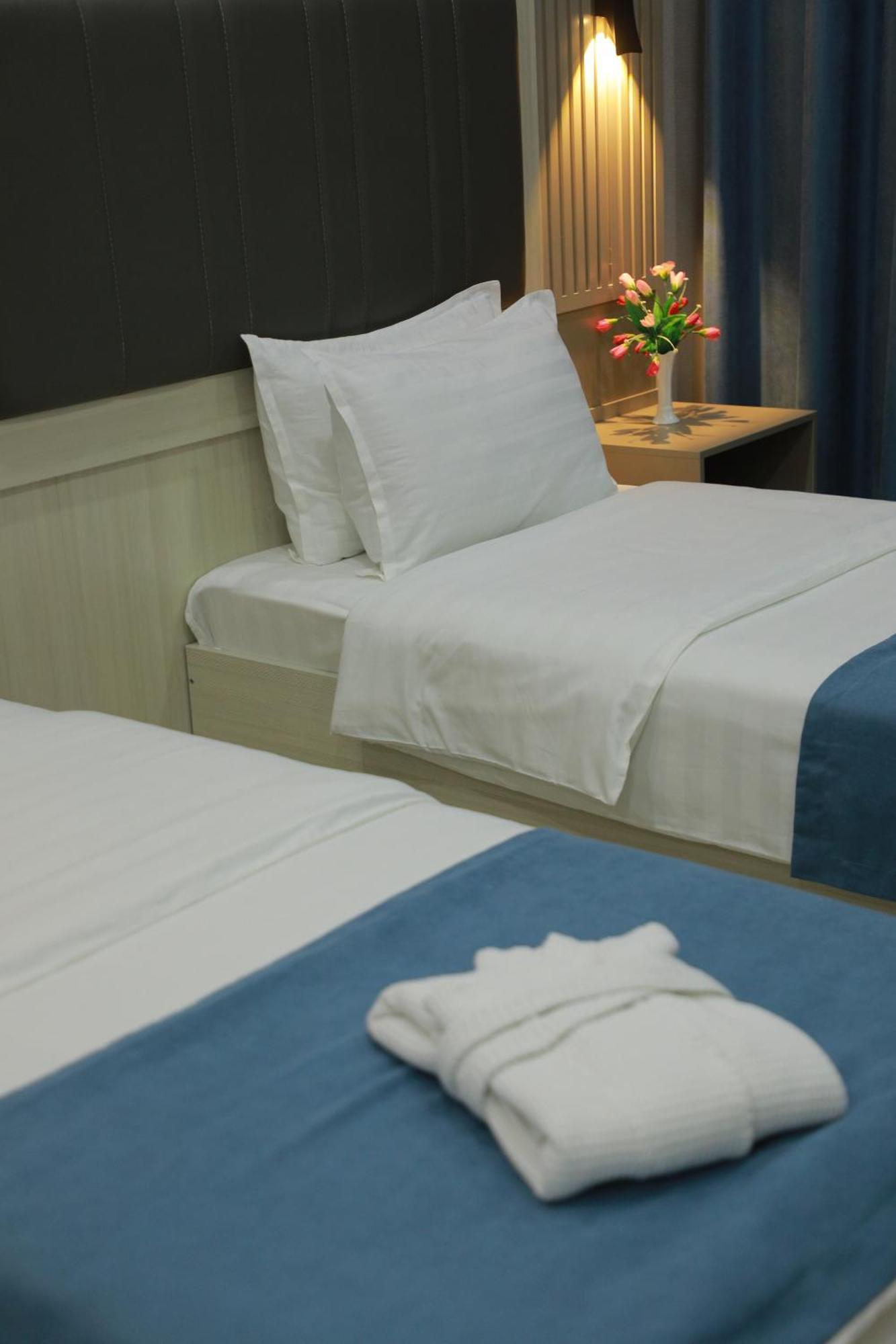 Human Hotel Tashkent Esterno foto