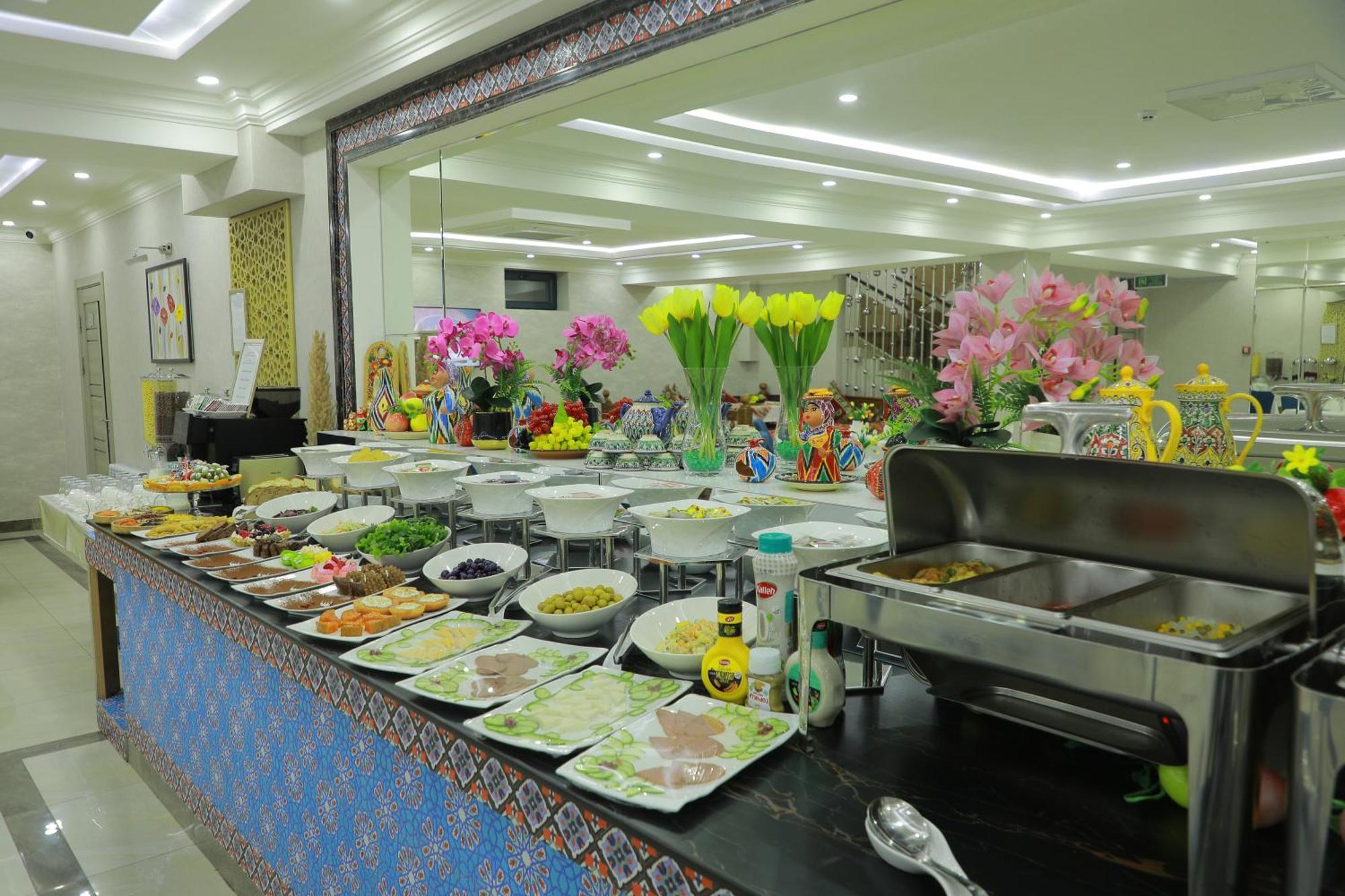 Human Hotel Tashkent Esterno foto