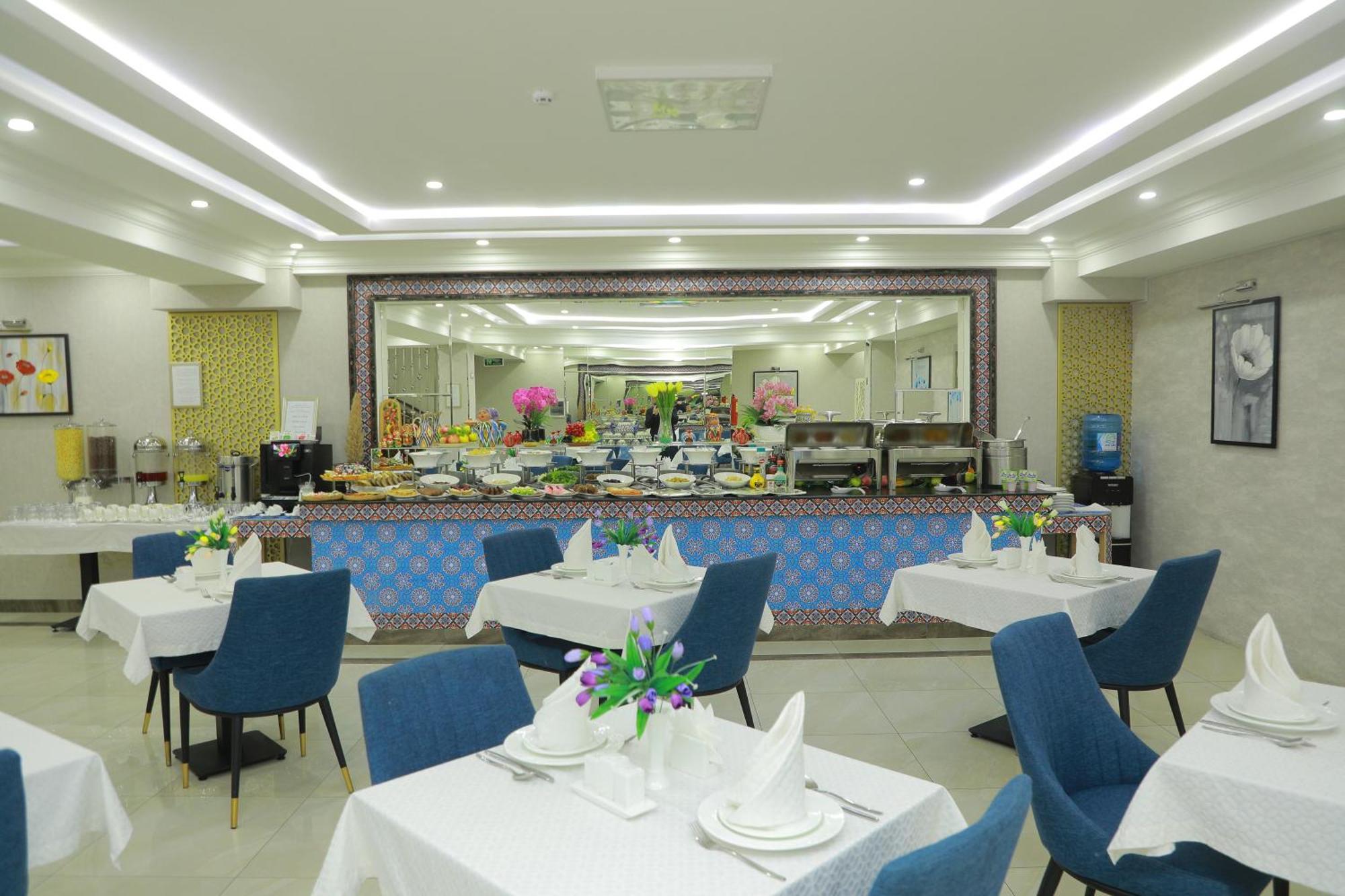 Human Hotel Tashkent Esterno foto